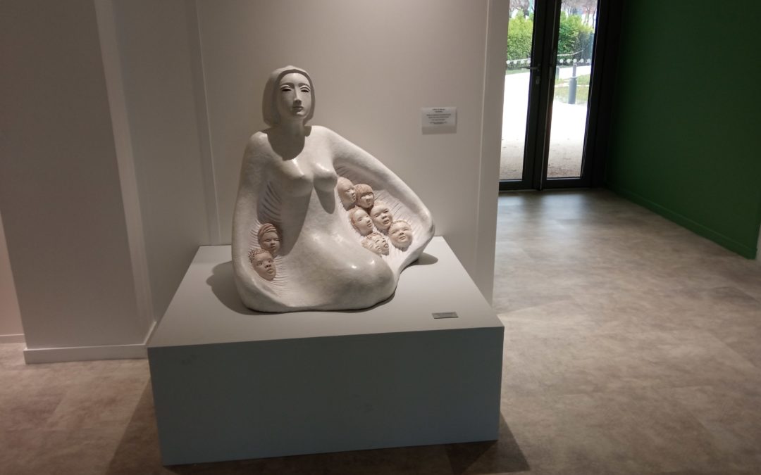 Marie Mathias, artiste grenobloise à fait don de sa sculpture « Mère du Monde » à notre établissement « Les Ecrins ».